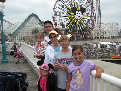 family_disney Family Picture at Disneyland